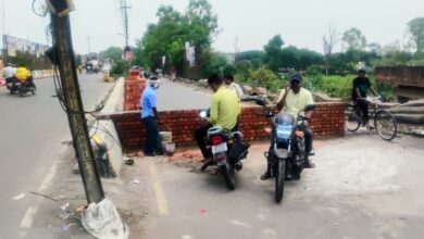 Photo of पुराना पक्का पुल हुआ बन्द, समांतर बने पुल से करें आवागमन
