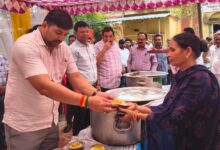 Photo of कलेक्ट्रेट परिसर में भंडारे का आयोजन, जिलाधिकारी अभिषेक आनंद ने पूजा अर्चना कर किया शुभारंभ
