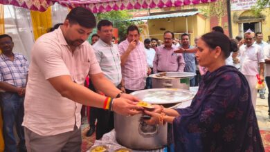 Photo of कलेक्ट्रेट परिसर में भंडारे का आयोजन, जिलाधिकारी अभिषेक आनंद ने पूजा अर्चना कर किया शुभारंभ