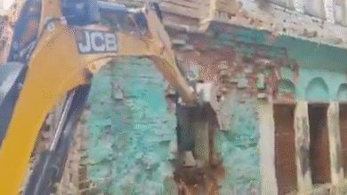 Photo of SITAPUR NEWS: सीतापुर शहर में गिराया गया मकान, बुज़ुर्ग कहता रहा 80 साल से रह रहे थे