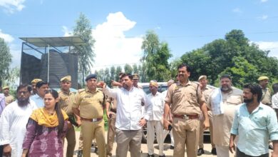 Photo of SITAPUR : पैदल गश्त पर निकले जिलाधिकारी व पुलिस कप्तान, लोगों से किया वार्ता एवं लिए सुझाव