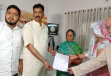 Photo of SITAPUR NEWS : journalist raghvendra bajpai हत्याकांड की CBI जांच की मांग तेज, पत्नी ने सांसद को सौंपा पत्र