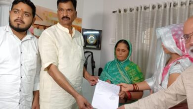 Photo of SITAPUR NEWS : journalist raghvendra bajpai हत्याकांड की CBI जांच की मांग तेज, पत्नी ने सांसद को सौंपा पत्र