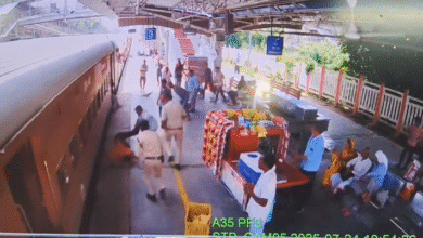 Photo of SITAPUR : चलती ट्रेन से गिरा युवक, RPF व GRP जवानों की सतर्कता से टला बड़ा हादसा