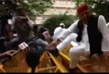 Photo of दिल्ली : ‘इंडिया’ गठबंधन का मार्च बेकाबू, अखिलेश कूदे बैरिकेड, विपक्षी नेता हिरासत में