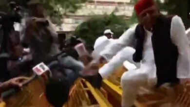 Photo of दिल्ली : ‘इंडिया’ गठबंधन का मार्च बेकाबू, अखिलेश कूदे बैरिकेड, विपक्षी नेता हिरासत में