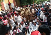 Photo of SITAPUR : थाना प्रभारी के खिलाफ सपा का ज़ोरदार प्रदर्शन, MP, MLC समेत हज़ारों कार्यकर्ता रहे मौजूद, जम कर हुई नारेबाजी