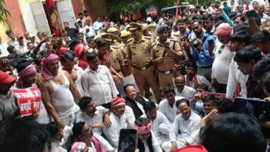 Photo of SITAPUR : थाना प्रभारी के खिलाफ सपा का ज़ोरदार प्रदर्शन, MP, MLC समेत हज़ारों कार्यकर्ता रहे मौजूद, जम कर हुई नारेबाजी