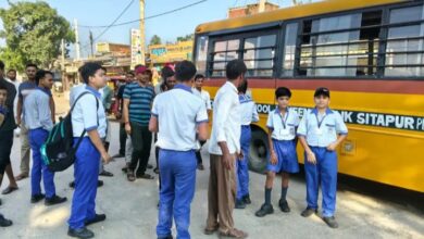 Photo of SITAPUR : निजी स्कूल की लापरवाही आई सामने, स्कूली बस से टला बड़ा हादसा, अभिभावकों ने लापरवाही के लगाए गंभीर आरोप