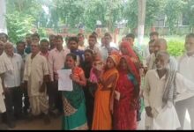 Photo of SITAPUR : कोटेदार की मनमानी से परेशान हुए ग्रामीण, महीनों से नहीं मिला राशन