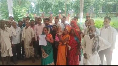 Photo of SITAPUR : कोटेदार की मनमानी से परेशान हुए ग्रामीण, महीनों से नहीं मिला राशन