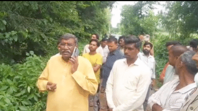 Photo of SITAPUR : वीडियो वायरल होने के बाद ऊर्जा मंत्री के निर्देश पर अवर अभियंता निलंबित, विद्युत कर्मियों को चेतावनी