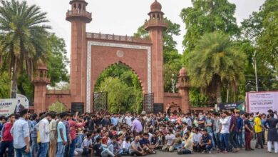 Photo of Aligarh : AMU  में फीस वृद्धि के खिलाफ छात्रों का प्रदर्शन, कुलपति को हटाने की भी मांग