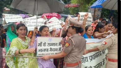Photo of SITAPUR : भाजपा महिला मोर्चा की कांग्रेस कार्यालय घेरने की कोशिश, पुलिस ने रोका