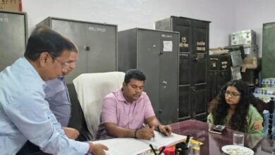 Photo of नवागत जिलाधिकारी डॉ० राजा गणपति आर० ने संभाला चार्ज प्रशासनिक अमला रहा मौजूद, इन विभागों पर रहेगी पैनी नज़र