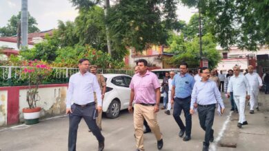Photo of नवागत जिलाधिकारी डॉ० राजागणपति आर० निकले औचक निरीक्षण पर, परखीं व्यवस्थाएं