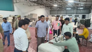 Photo of ODOP के दरी उद्योग का डीएम ने किया औचक निरीक्षण, उत्पादन से निर्यात तक की ली विस्तृत जानकारी