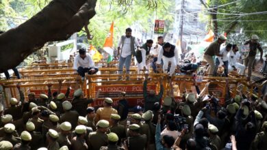 Photo of Lucknow युवा कांग्रेस का ज़ोरदार प्रदर्शन: SIR प्रक्रिया के विरोध में बैरिकेड तोड़े, कई कार्यकर्ता हिरासत में