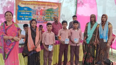 Photo of मेधावी छात्रों के सम्मान से गौरवान्वित हुआ देना गांव, प्रतिभाओं और अभिभावकों का हुआ भव्य अभिनंदन