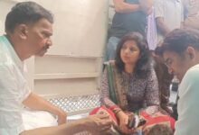 Photo of 17 घंटे के सियासी संग्राम के बाद सांसद राकेश राठौर का आमरण अनशन समाप्त