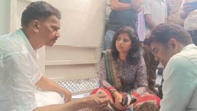 Photo of 17 घंटे के सियासी संग्राम के बाद सांसद राकेश राठौर का आमरण अनशन समाप्त