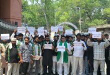Photo of AIMIM कार्यकर्ताओं ने किया प्रदर्शन, नितेश राणे के बयान के विरोध में DM को सौंपा ज्ञापन