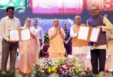 Photo of CM Yogi adityanath ने ‘सन्त कबीर राज्य हथकरघा पुरस्कार योजना’ के अन्तर्गत राज्य स्तर पर चयनित बुनकरों को किया सम्मानित