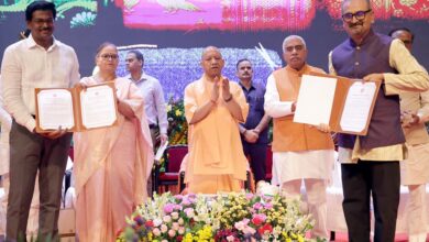 Photo of CM Yogi adityanath ने ‘सन्त कबीर राज्य हथकरघा पुरस्कार योजना’ के अन्तर्गत राज्य स्तर पर चयनित बुनकरों को किया सम्मानित
