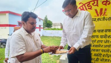 Photo of जिलाधिकारी डॉ० राजागणपति आर, BSA डॉ० गोरखनाथ पटेल पहुंचे निरीक्षण पर शिक्षा संग एमडीएम की भी देखी गुणवत्ता