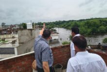 Photo of जिलाधिकारी ने सीतापुर में बाढ़ को लेकर दी अहम जानकारी, शहर के मोहल्लों का किया निरीक्षण