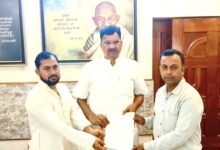 Photo of मांग : खैराबाद रेलवे स्टेशन तक आसान पहुंच की मांग को लेकर सांसद को सौंपा पत्र