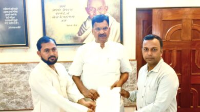 Photo of मांग : खैराबाद रेलवे स्टेशन तक आसान पहुंच की मांग को लेकर सांसद को सौंपा पत्र